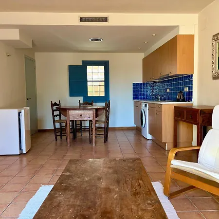 El D'ullastret Apartmanhotel 3*