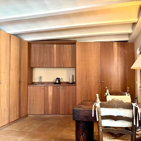 El D'ullastret Apartmanhotel 3*